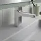 Waschtischarmatur von Ideal Standard in Chrom mit einem seitlichen Auslauf und Hebel für die Wassersteuerung auf einer weißen Waschtischoberfläche.